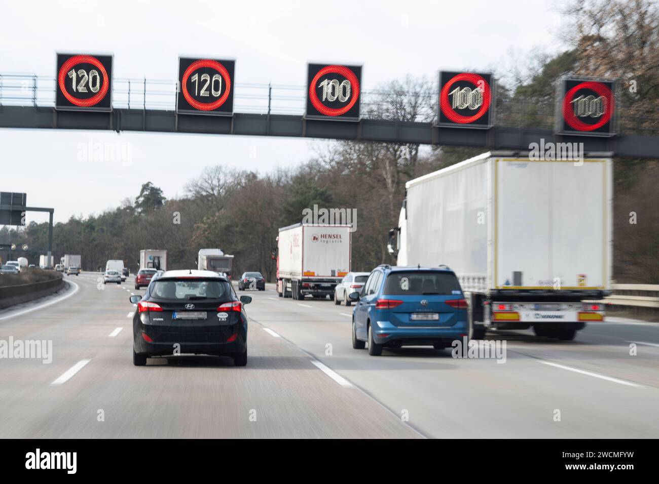 Autobahn 16.01.2024 Frankfurt PKW und LKW fahren auf der Autobahn A3 Richtung Frankfurter Kreuz. Wiesbaden Wiesbaden Hessen Deutschland *** Autobahn 16 01 2024 Frankfurt Pkw und LKW auf der A3 Richtung Frankfurter Kreuz Wiesbaden Hessen Deutschland Stockfoto
