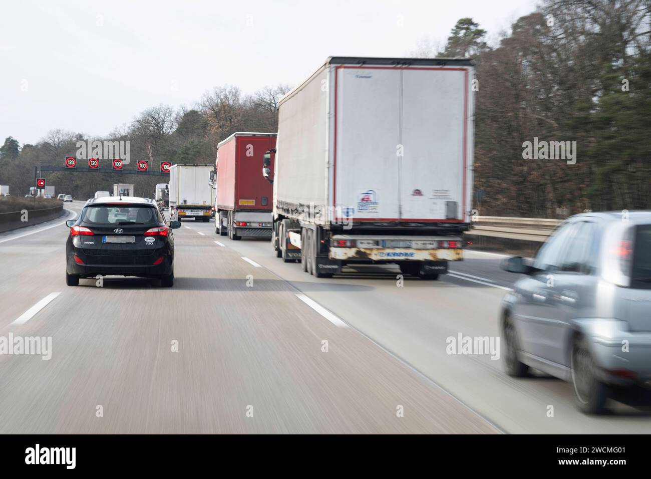 Autobahn 16.01.2024 Frankfurt PKW und LKW fahren auf der Autobahn A3 Richtung Frankfurter Kreuz. Wiesbaden Wiesbaden Hessen Deutschland *** Autobahn 16 01 2024 Frankfurt Pkw und LKW auf der A3 Richtung Frankfurter Kreuz Wiesbaden Hessen Deutschland Stockfoto