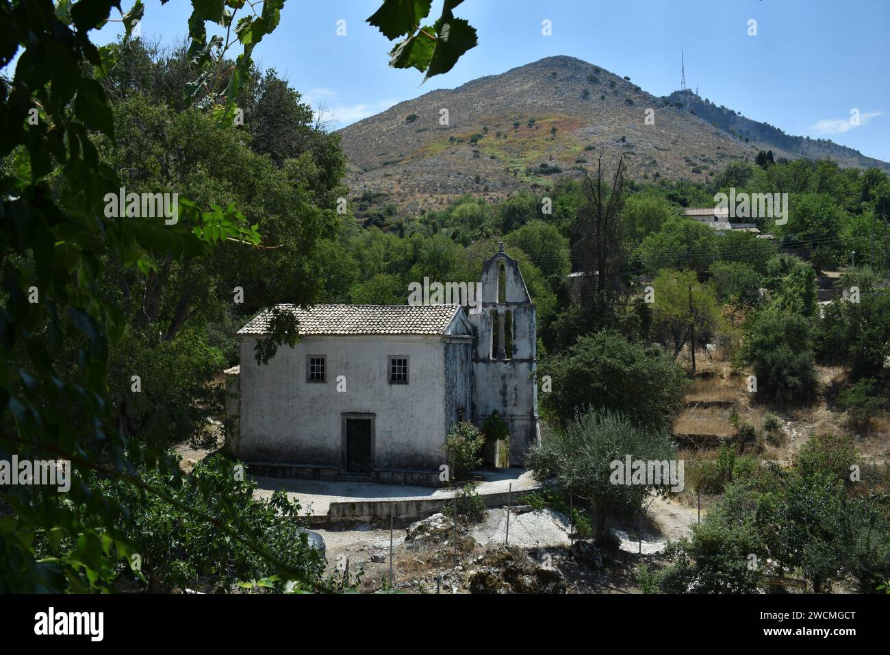 Altes Perithia-Dorf auf korfu an einem schönen Sommertag Stockfoto