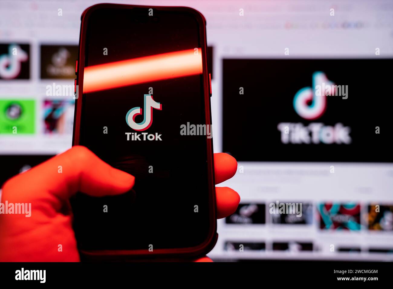 Ein Apple iPhone 14 Pro Max Smartphone mit TIK TOK Logo ist ein Social-Media-Dienst für die Videoübertragung. Budapest, Ungarn. November 2023 Stockfoto