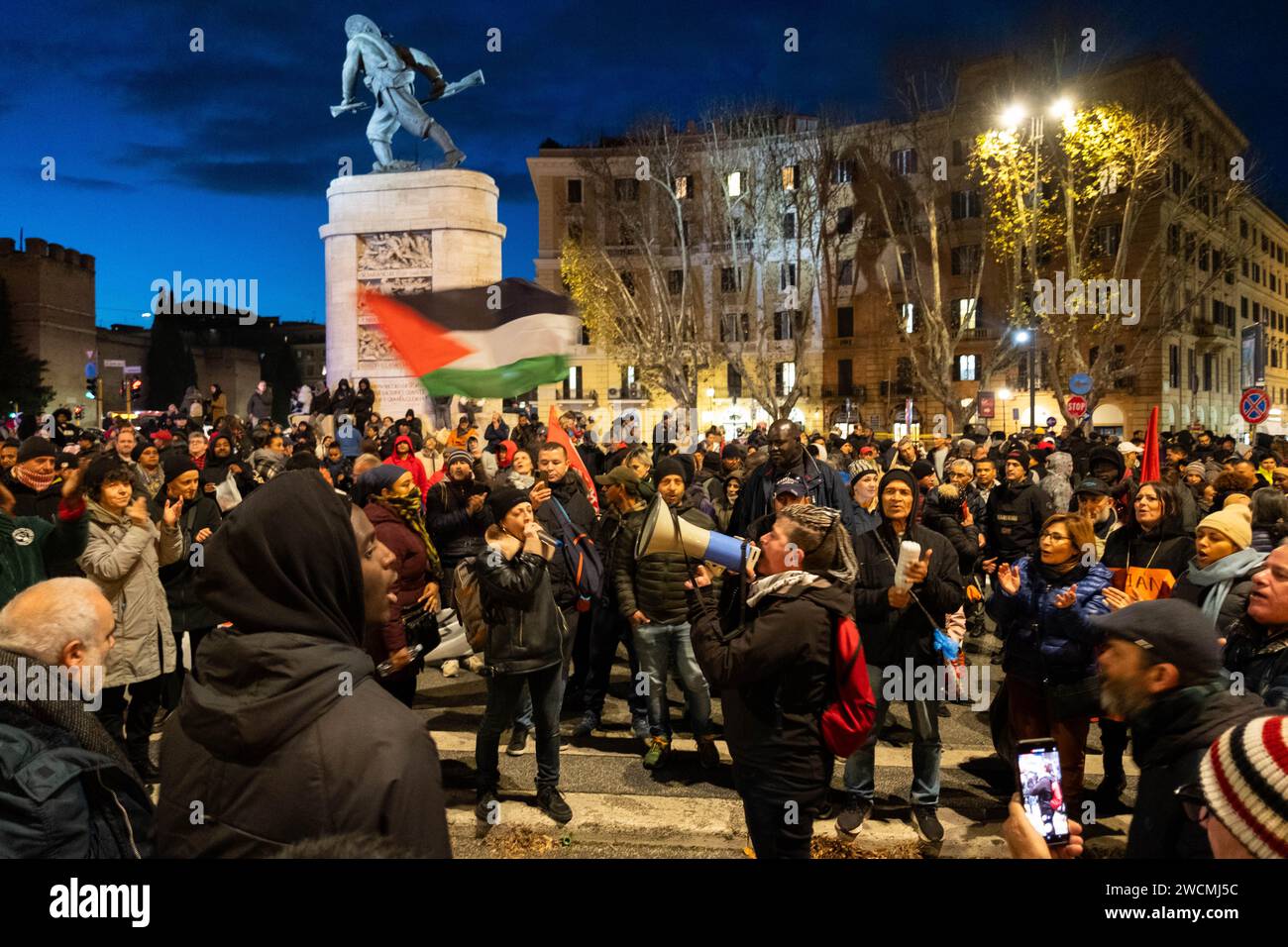 Rom, Rm, Italien. Januar 2024. Aktivisten für das Recht auf Wohnraum versammeln sich vor dem Ministerium für Infrastruktur und Verkehr. "Geld für die Häuser, nicht für den Krieg" ist eine ihrer Slogans. (Kreditbild: © Marco Di Gianvito/ZUMA Press Wire) NUR REDAKTIONELLE VERWENDUNG! Nicht für kommerzielle ZWECKE! Stockfoto