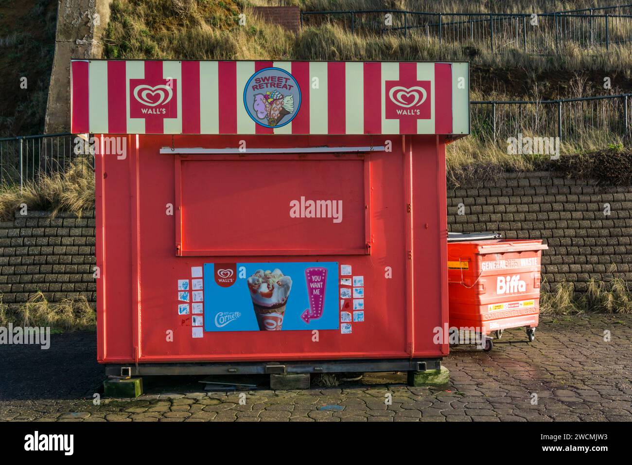 Der im Winter geschlossene Sweet Retreat Eisstand in Hunstanton. Stockfoto