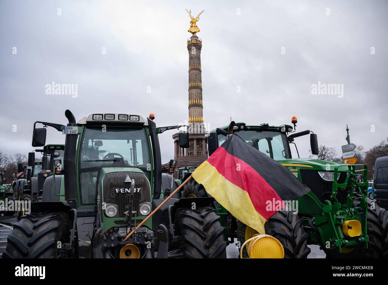 15.01.2024, Berlin, Deutschland, Europa - mehrere tausend Landwirte, Handwerker, Spediteure und Arbeiter des Transportgewerbes nehmen mit ihren Traktoren und LKWs in der Hauptstadt auf der Straße des 17. Juni zwischen Ernst-Reuter-Platz, Siegessaeule und Brandenburger Tor am Protest der Freien Bauern gegen die geplanten Massnahmen der Regierung und die Sparplaene der Ampelkoalition. Die Demonstration richtet sich vornehmlich gegen die von der Bundesregierung geplanten Einsparungen und drastischen Kuerzungen im Bundeshaushalt in Form der Streichung von subventioniertem Agrardiesel und der Stockfoto