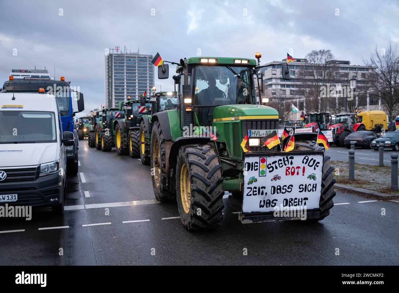 15.01.2024, Berlin, Deutschland, Europa - mehrere tausend Landwirte, Handwerker, Spediteure und Arbeiter des Transportgewerbes nehmen mit ihren Traktoren und LKWs in der Hauptstadt auf der Straße des 17. Juni zwischen Ernst-Reuter-Platz, Siegessaeule und Brandenburger Tor am Protest der Freien Bauern gegen die geplanten Massnahmen der Regierung und die Sparplaene der Ampelkoalition. Einige haben Schilder mit Protest-Spruechen an ihre Trecker montiert. Die Demonstration richtet sich vornehmlich gegen die von der Bundesregierung geplante Einsparungen und drastische Kuerzungen im Bundesha Stockfoto