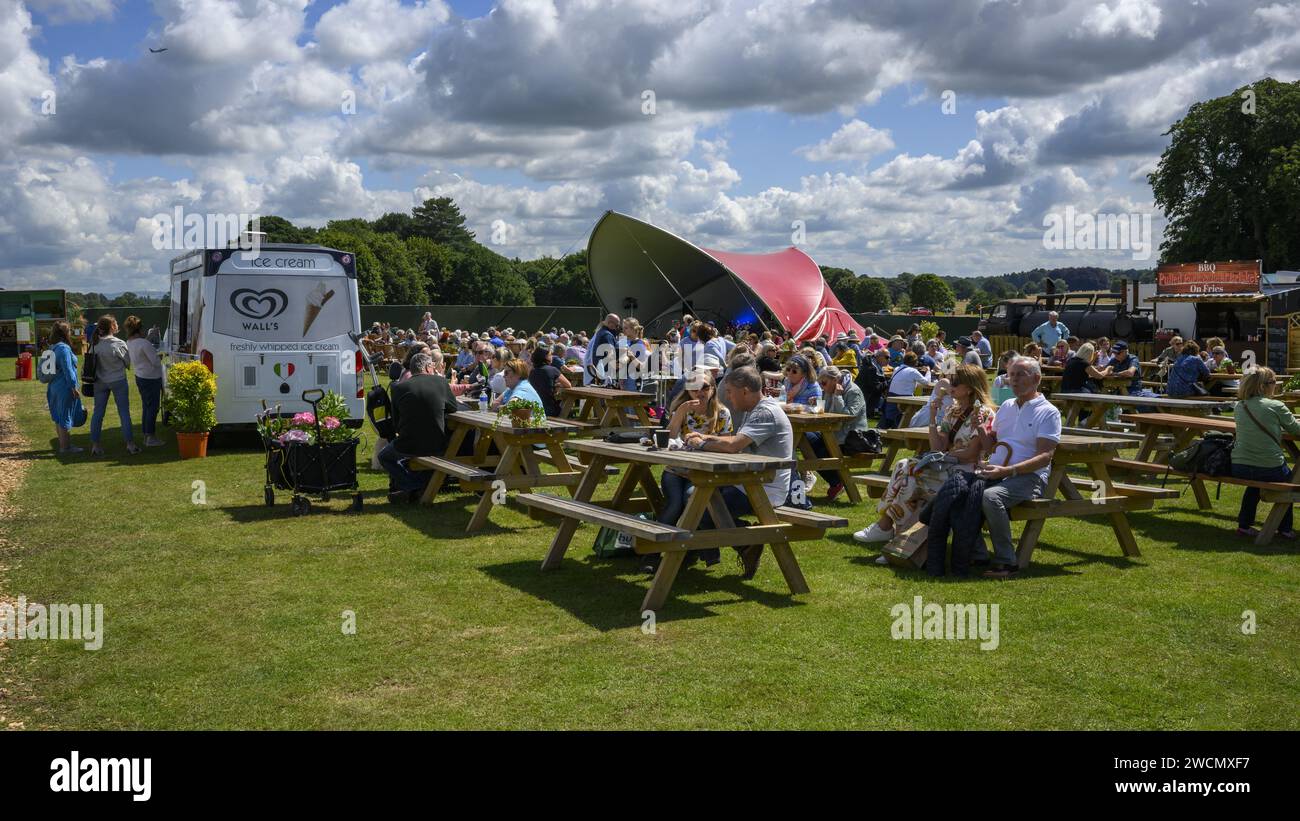 Tea Garden & Bandstand (Besucher im Sitzbereich mit Erfrischungen, Picknicks, Getränken, Snacks) - RHS Tatton Park Flower Show 2023, Cheshire England UK Stockfoto