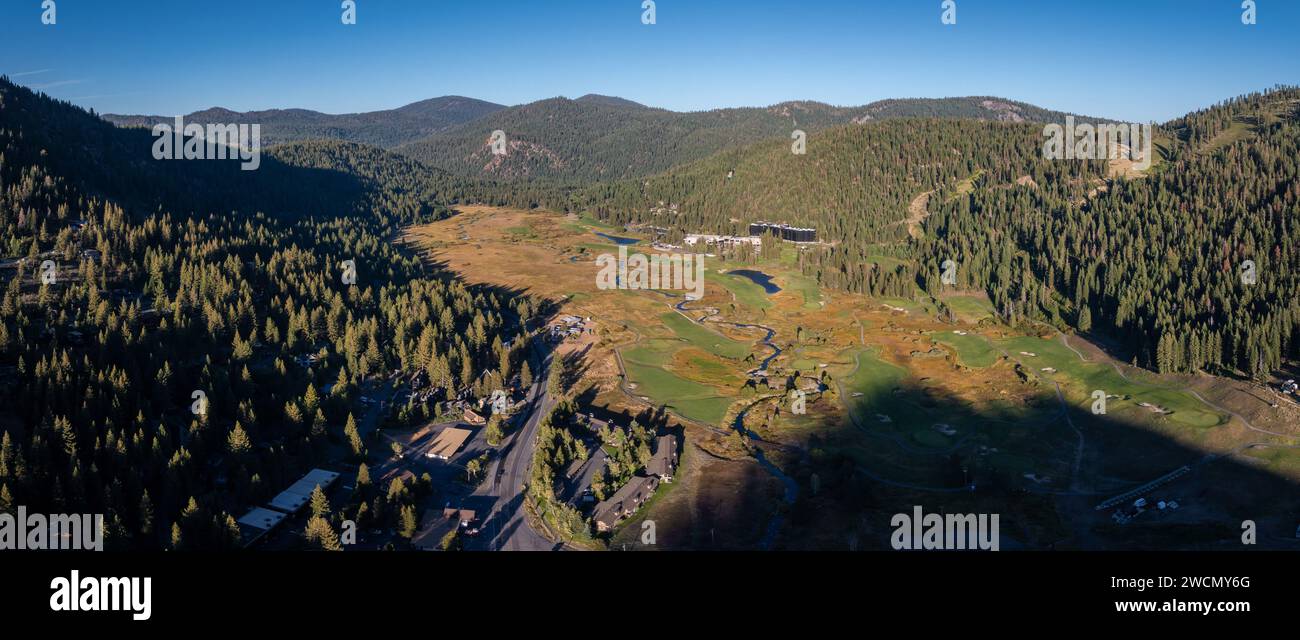 Blick aus der Vogelperspektive auf das Olympische Dorf mit Bergblick Stockfoto