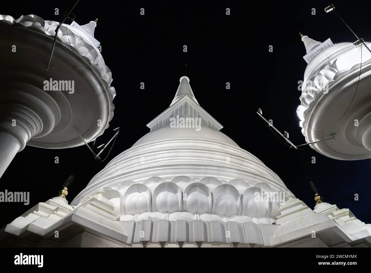 Weiße Kuppeln des Mahamevnawa Amawatura Klosters sind unter dem Nachthimmel. Buddhistisches Kloster im Malabe-Bezirk von Colombo, Sri Lanka Stockfoto