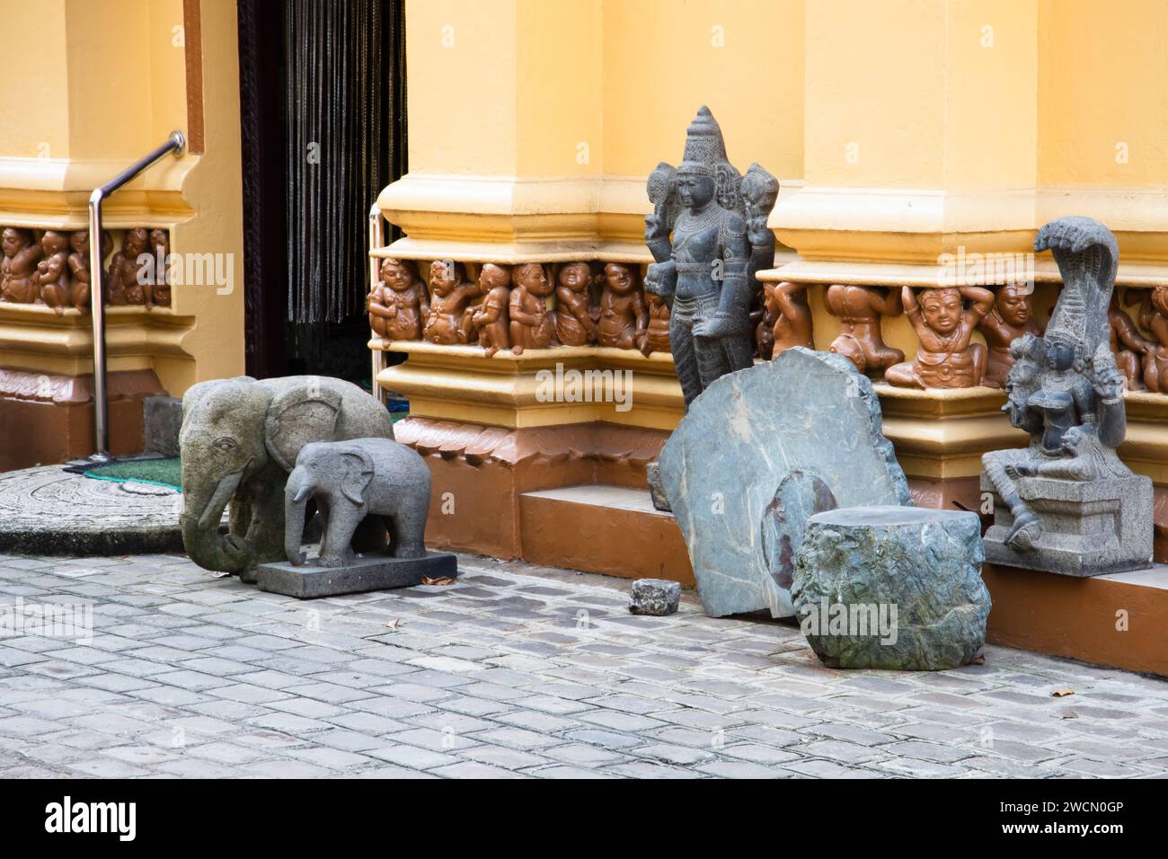 Antike Statuen am Eingang des Gangaramaya Tempels, es ist einer der wichtigsten Tempel in Colombo, Sri Lanka Stockfoto