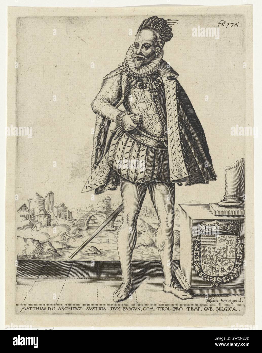 Porträt von Matthias van Austria, Karel van SiChem, nach Christoffel van SiChem (I), in oder vor 1611 Druck Porträt von Matthias van Austria, dem späteren römisch-deutschen Kaiser, in seiner Rolle als Gouverneur der Niederlande. Er trägt einen kurzen Mantel und hält seine Handschuhe in der Hand. Unter dem lateinischen Druck befinden sich Name und Funktion. Er steht neben einem durchdringenden Stall mit seinem Wappen. Im Hintergrund eine Stadt an einem Fluss. Oben rechts zeigt das Folio „fol: 376“ an. Amsterdam (möglicherweise) Papierstich Stockfoto