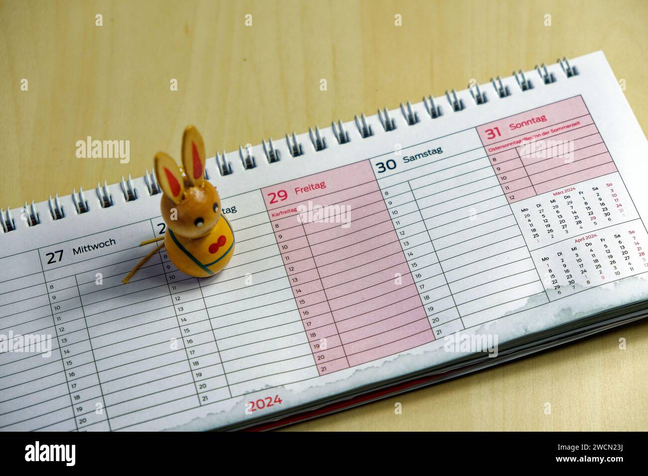 Symbolisches Bild der Osterferien: Osterhase auf einem Kalender mit osterdatum 2024 Stockfoto