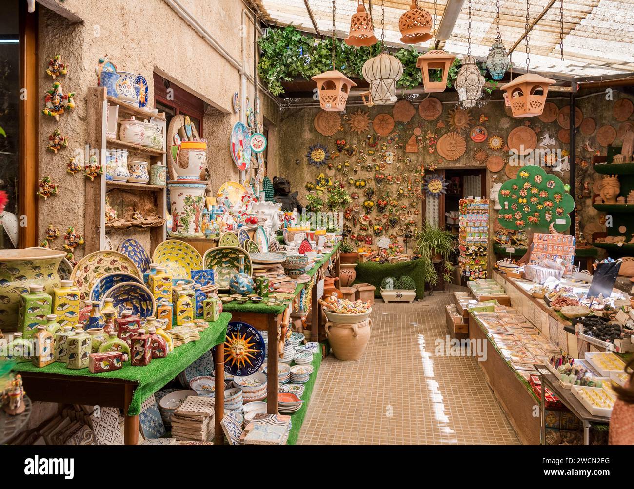 Erice, Sizilien, Italien - 24. September 2016: Souvenirladen aus Keramik im historischen Zentrum von Erici, Provinz Trapani. Stockfoto