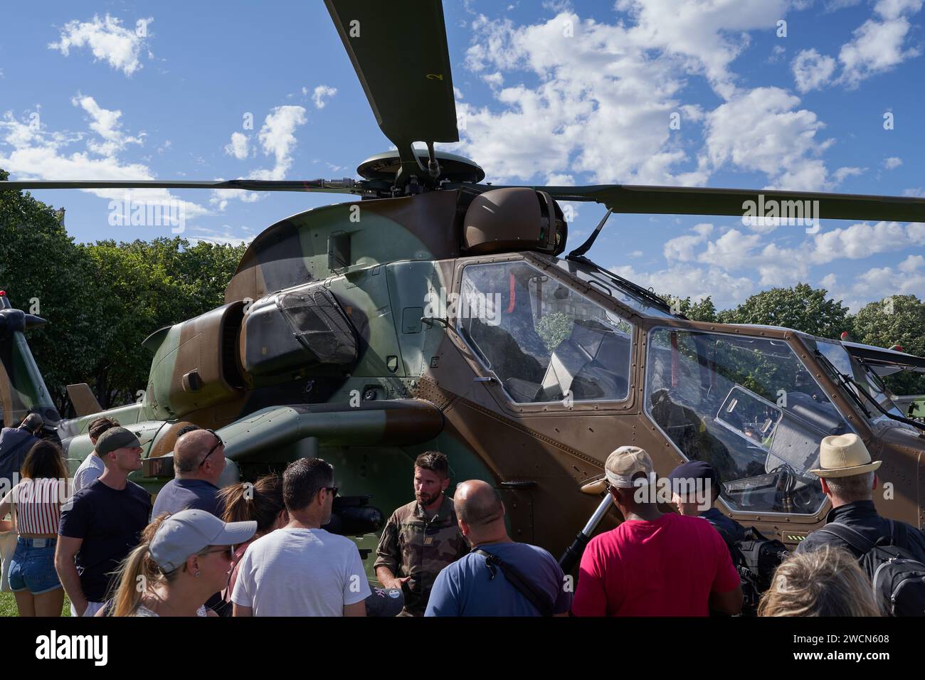 Paris, Frankreich - 14. Juli 2023 - Ausstellung militärischer Ausrüstung nach der Militärparade am Bastille-Tag auf den Champs-Elysées Stockfoto