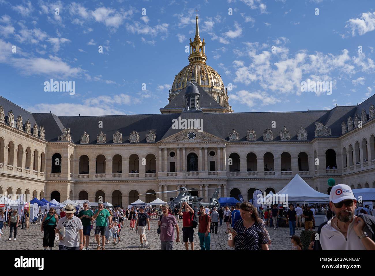 Paris, Frankreich - 14. Juli 2023 - Ausstellung militärischer Ausrüstung nach der Militärparade am Bastille-Tag auf den Champs-Elysées Stockfoto