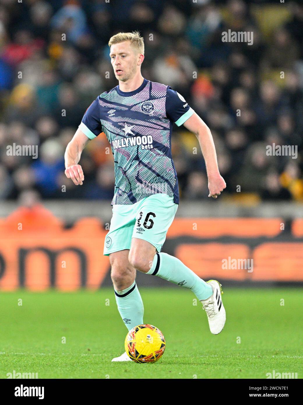 Wolverhampton, Großbritannien. Januar 2024. Ben Mee von Brentford in Aktion, während des dritten Runde Replay Matches Wolverhampton Wanderers gegen Brentford in Molineux, Wolverhampton, Großbritannien, 16. Januar 2024 (Foto: Cody Froggatt/News Images) Credit: News Images LTD/Alamy Live News Stockfoto