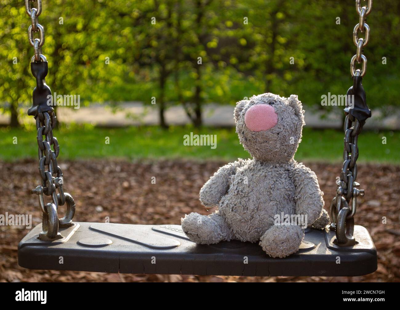 Kinderspielzeug auf einer Schaukel im Park Stockfoto