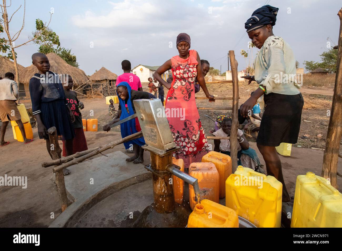 Uganda, Adjumani. Flüchtlingsfrauen pumpen Wasser aus einem Brunnen. Nur redaktionelle Verwendung. Stockfoto