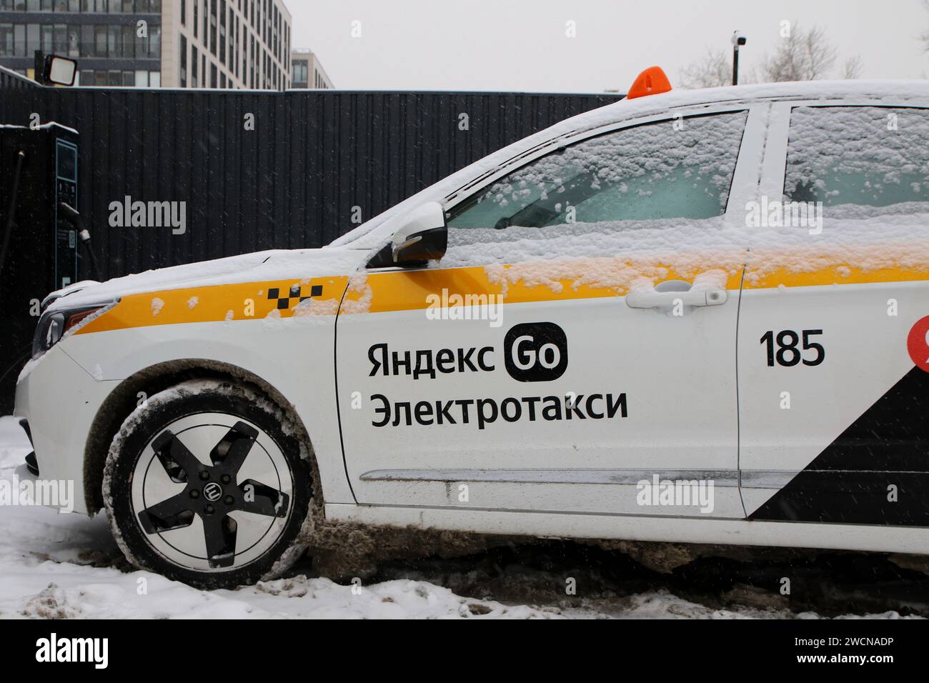 Ein russischer Pkw, Evolute i-pro, der aus dem chinesischen Dongfeng Aeolus E70 zusammengebaut wird, wird im Yandex Taxi (Elektrotaxi) arbeiten und befindet sich an einer schnellen elektrischen Tankstelle. Stockfoto