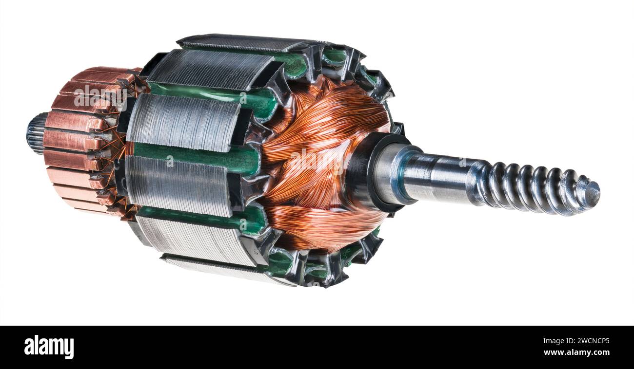 Nahaufnahme eines elektrischen DC-Motorrotors, isoliert auf weißem Hintergrund. Schneckenwelle aus Stahl, Kupferkommutator, Spulendrähte, Transformatorbleche aus Metall. Stockfoto
