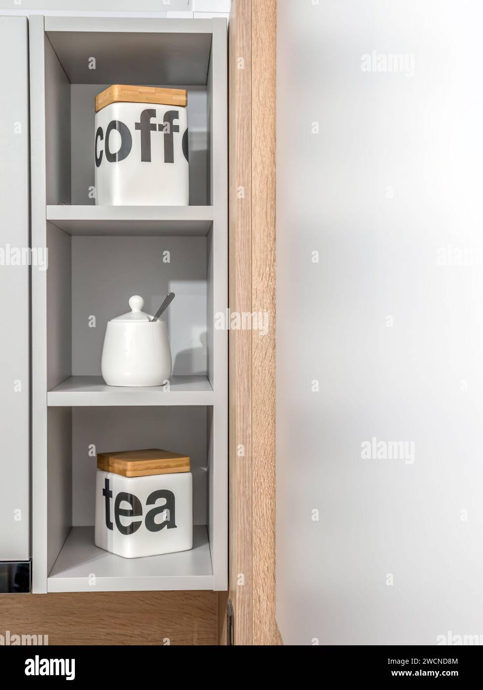 Gläser mit Tee, Kaffee und Zucker auf Küchenregalen Stockfoto