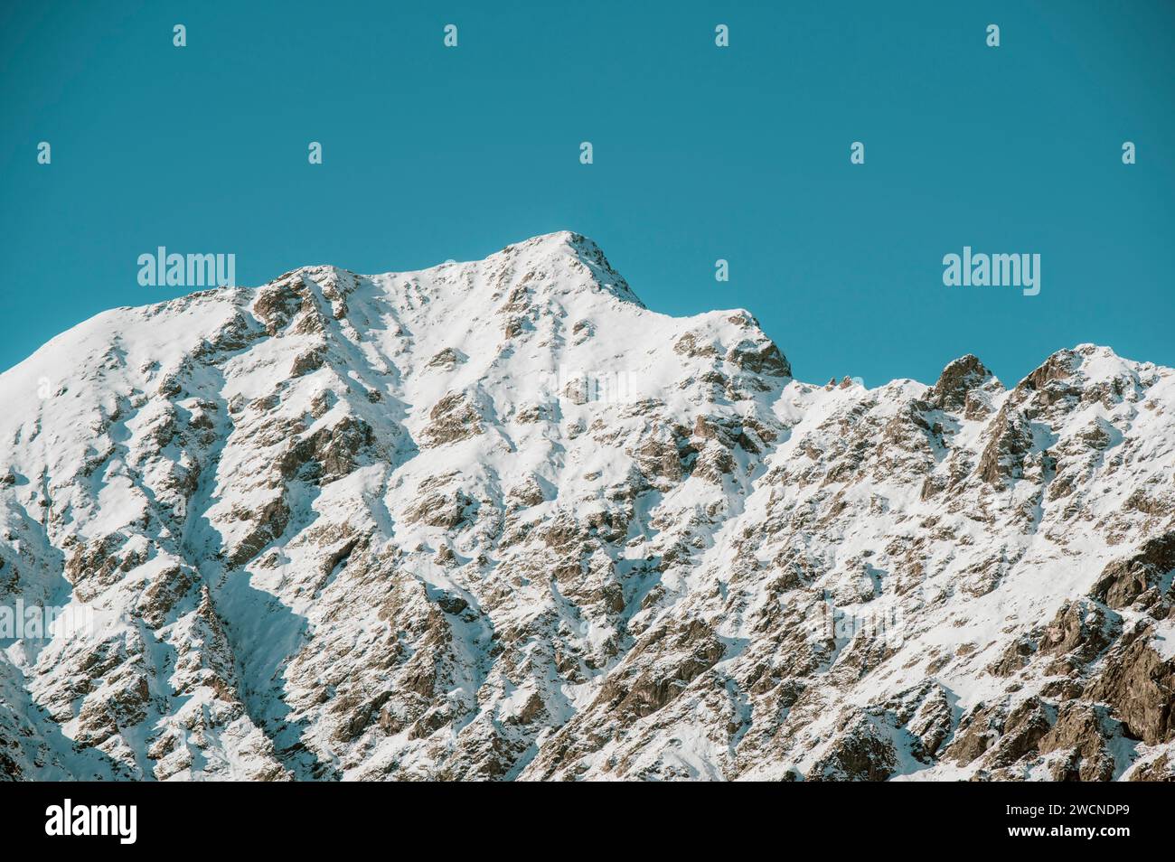 Cuneo, Italien. Januar 2024. Schneebedeckte Gipfel der Seealpen im oberen Gessotal Stockfoto