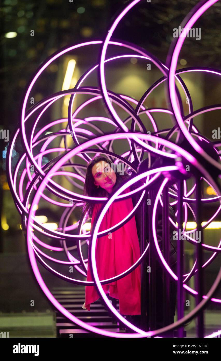 AUF FOTO - Francesca Clemens EDITORIAL USE ONLY Kinetic Perspectives von Juan Fuentes in der Water Street auf dem Canary Wharf Winter Lights Festival. Bilddatum: Dienstag, 16. Januar 2024. Stockfoto