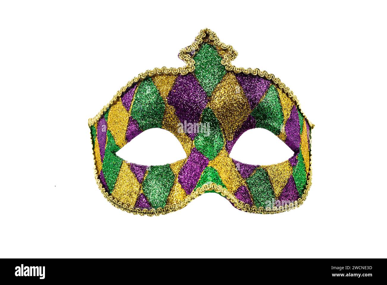 Goldene, lila und grüne glitzernde Mardi Gras Maske isoliert auf weißem Hintergrund Stockfoto