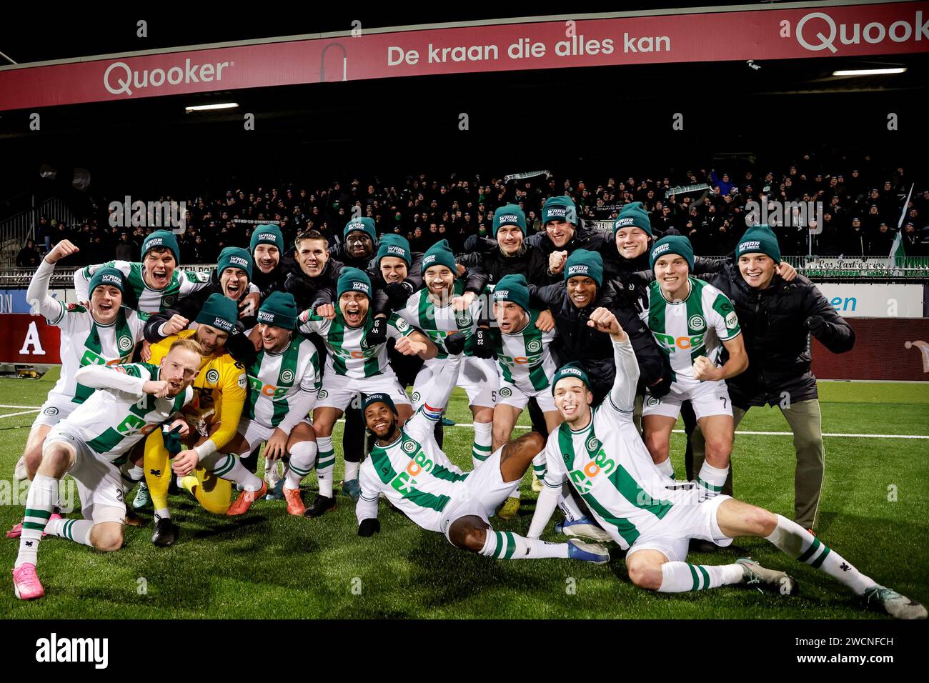 ROTTERDAM, NIEDERLANDE - 16. JANUAR: Torhüter Hidde Jurjus vom FC Groningen, Joey Pelupessy vom FC Groningen, Marco Rente vom FC Groningen, Johan Hove vom FC Groningen, Leandro Bacuna vom FC Groningen, Jorg Schreuders vom FC Groningen, Nick Bakker vom FC Groningen, Thom van Bergen vom FC Groningen, Romano Postema vom FC Groningen, Luciano Valente vom FC Groningen, Wouter Prins vom FC Groningen, Kristian Lien vom FC Groningen, Thijmen Blokzijl vom FC Groningen, Fritz Emeran vom FC Groningen, Daniel Beukers vom FC Groningen, Fofin Turay vom FC Groningen, Jasper Meijster vom FC Groningen, Dirk Baron vom FC Groni Stockfoto