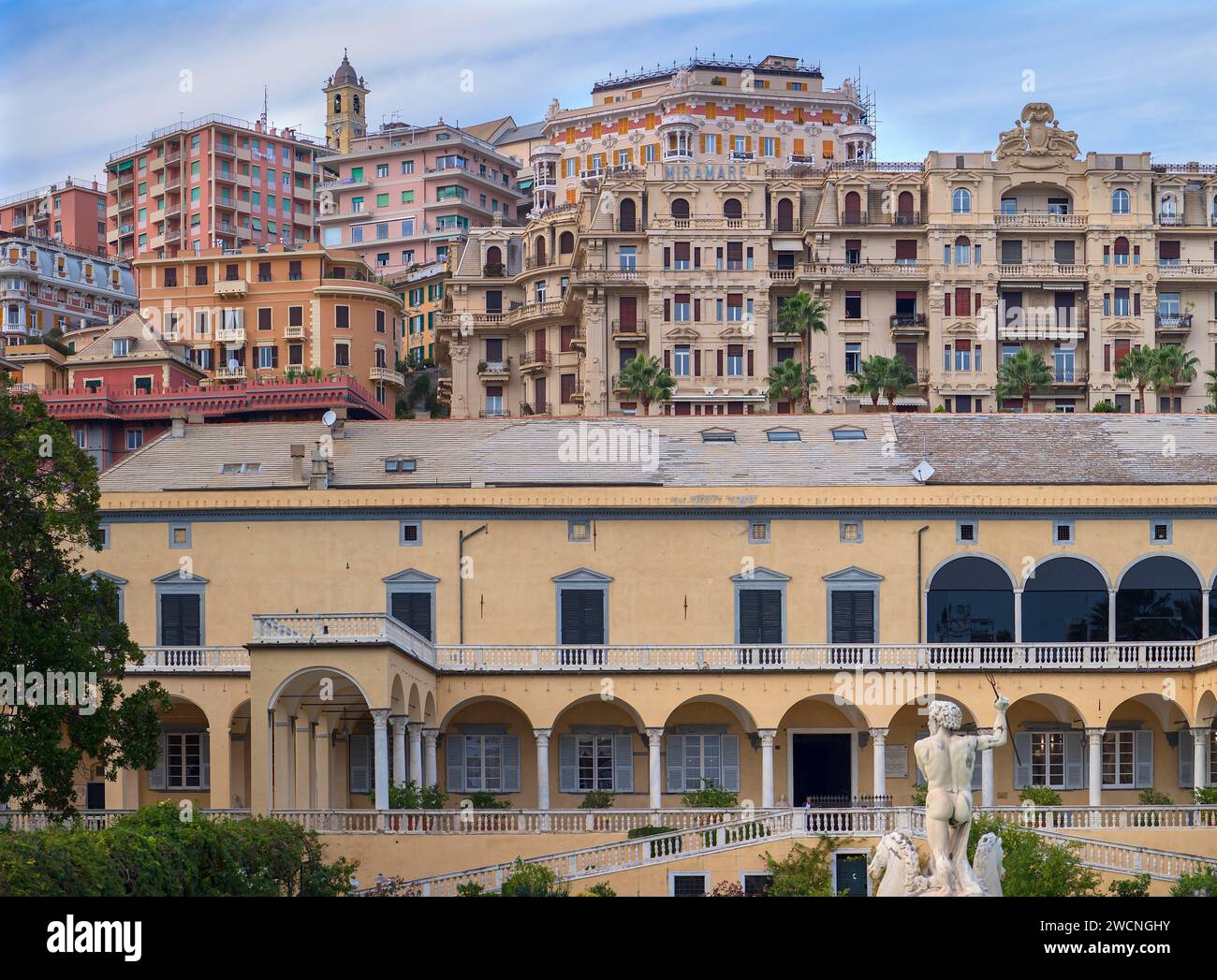 Blick vom Palazzo di Andrea Doria auf die Oberstadt Genua, rechts das ehemalige Grand Hotel Miramare, erbaut 1903, Piazza dei Principe Stockfoto