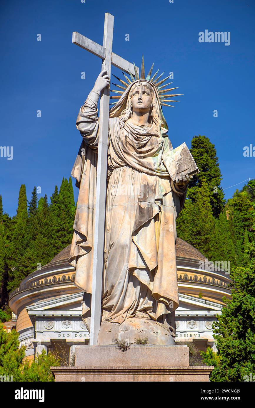 Monumentale Statue eines heiligen am Eingang zum Monumentalen Friedhof von Staglieno, Cimitero Monumentale di Staglieno, Piazzale Giovanni Battista Stockfoto