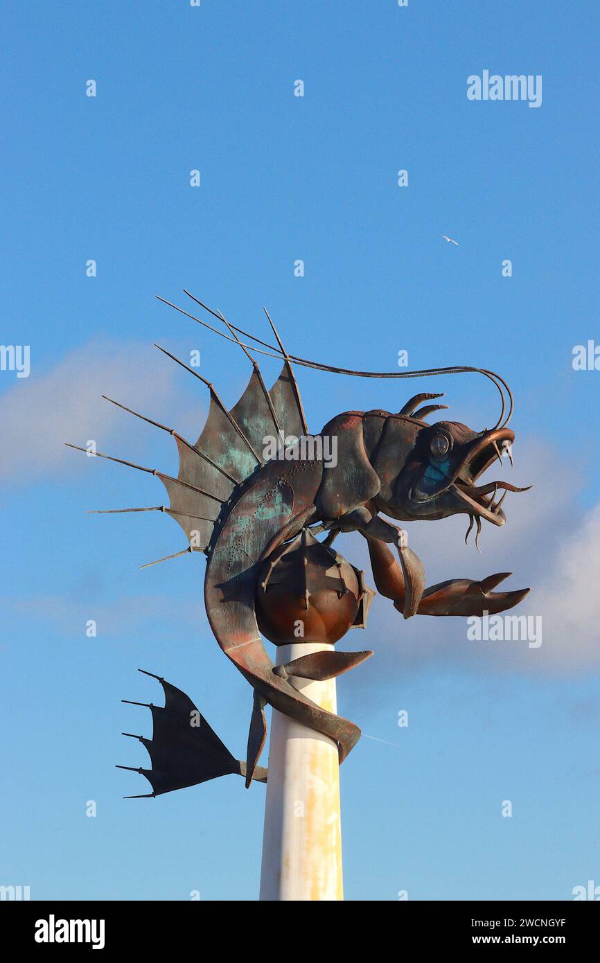 Plymouths „Leviathan“, eine Meeresmonsterskulptur von Brian Fell MA aus patiniertem Stahl, die lokal als „die Plymouth Garnele“ bekannt ist. Stockfoto