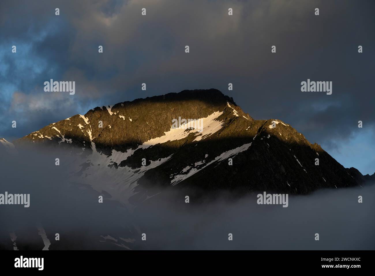 Felsiger Berggipfel Hochsteller im dramatischen Morgenlicht, Berliner Hoehenweg, Zillertal, Tirol, Österreich Stockfoto