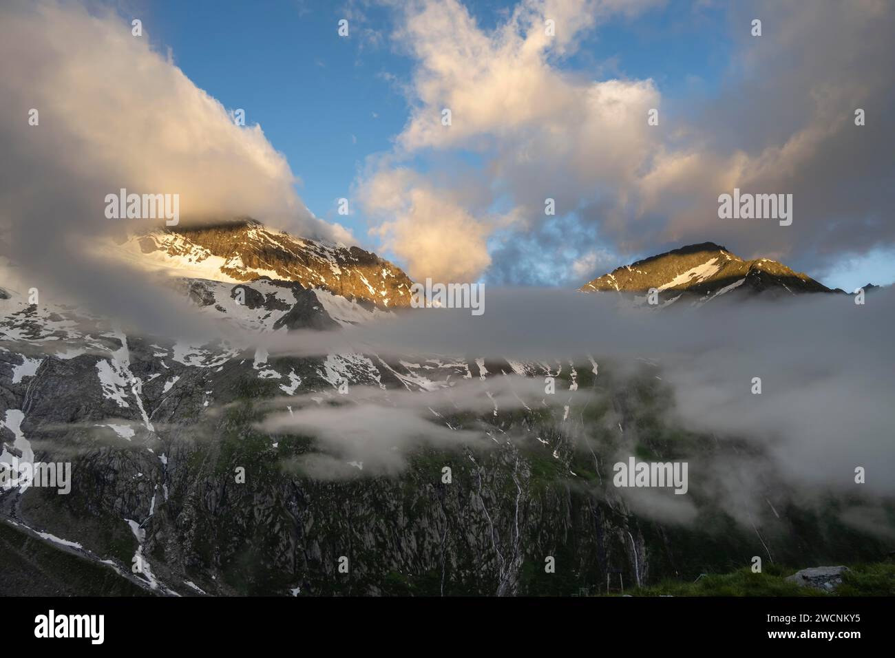 Bewölkte Berglandschaft im dramatischen Morgenlicht, Gipfel Hochsteller und Griesferner mit Schnee, Berliner Hoehenweg, Zillertal, Tirol, Österreich Stockfoto