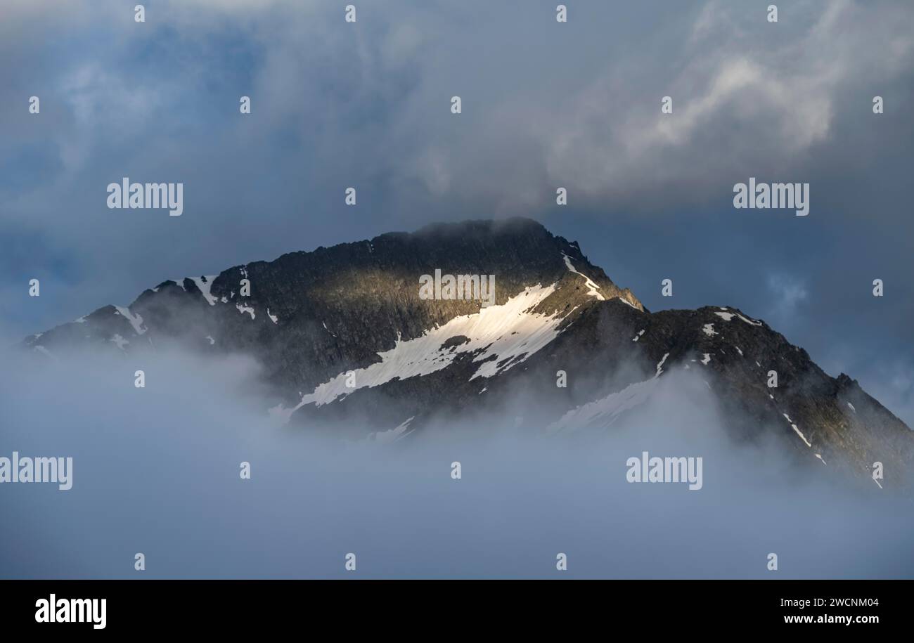 Felsiger Berggipfel Hochsteller im dramatischen Morgenlicht, Berliner Hoehenweg, Zillertaler Alpen, Tirol, Österreich Stockfoto