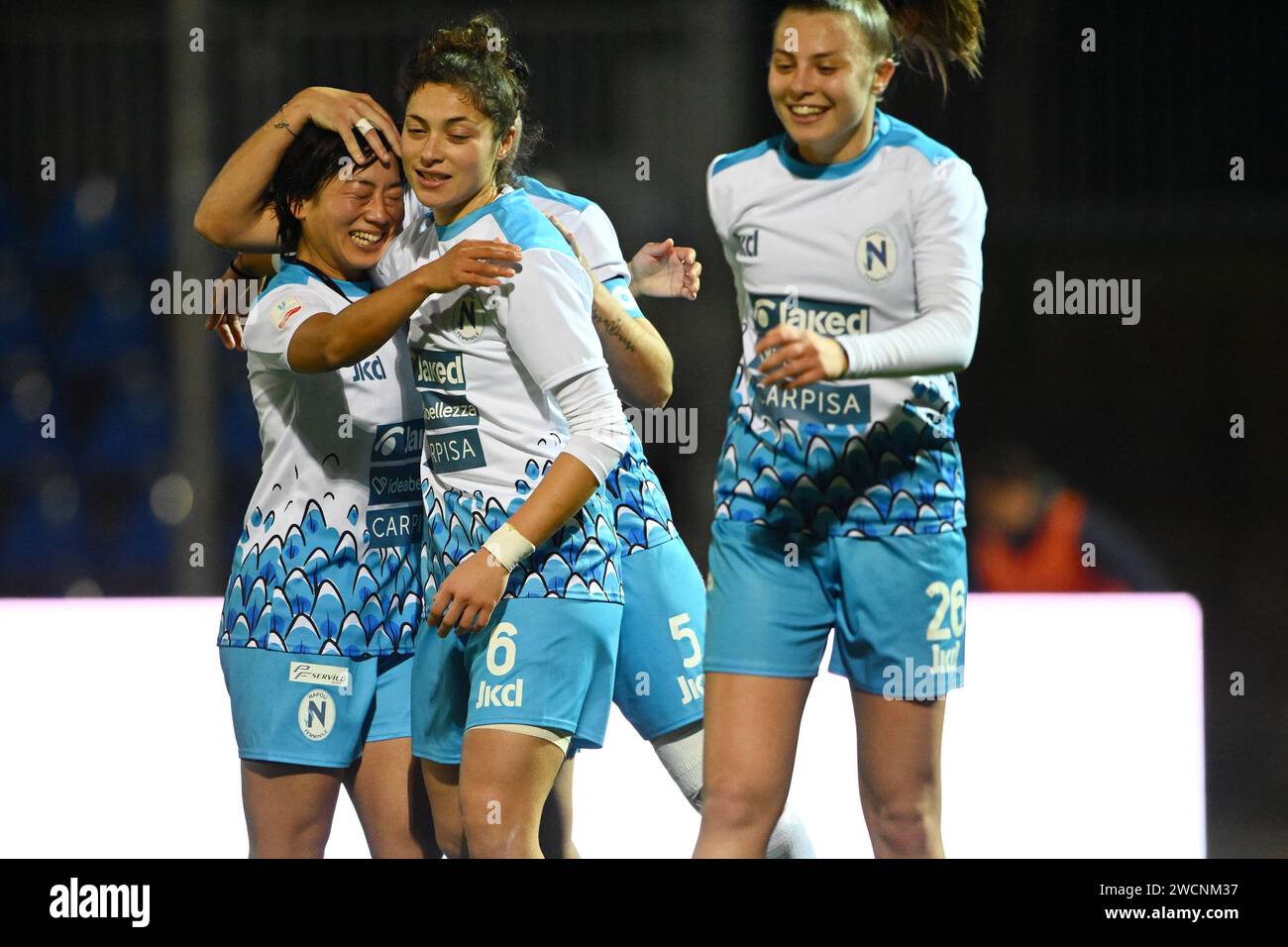 Spieler von Napoli Women feiern den Sieg des Women's Coppa Italia Frecciarossa Matches zwischen Napoli Women und AS Roma Women im Stadio Giuseppe Piccolo am 16. Januar 2024 in Cercola (NA), Italien. Quelle: Nicola Ianuale/Alamy Live News Stockfoto