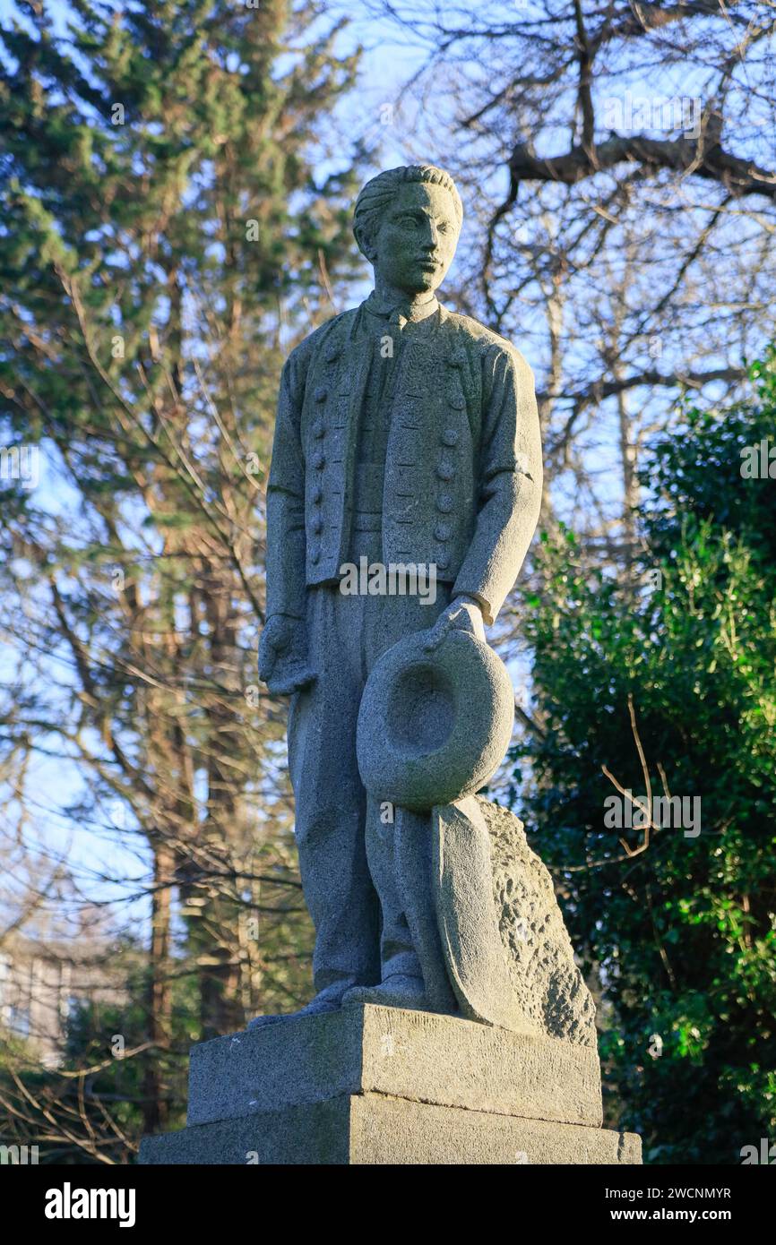 Statue eines Mannes in bretonischer Tracht am südlichen Anfang der Brücke Pont Albert-Louppe über den Elorn an der Mündung der Bucht Rade de Brest Stockfoto