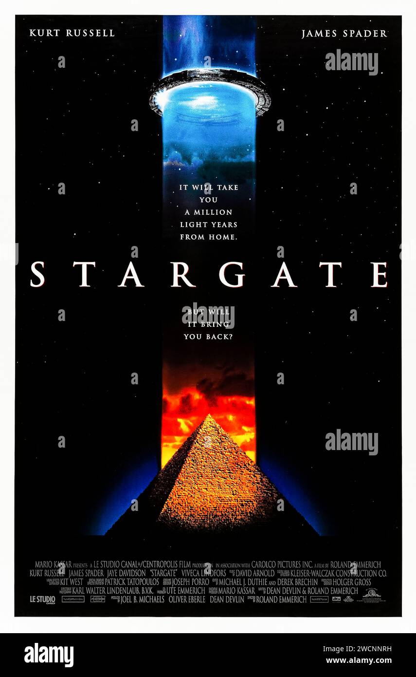 Stargate (1994) von Roland Emmerich mit Kurt Russell, James Spader und Jaye Davidson. Ein interstellares Teleportationsgerät, das in Ägypten gefunden wurde, führt zu einem Planeten mit Menschen, die alten Ägyptern ähneln, die den Gott Ra verehren. Foto eines Original-Posters aus dem Jahr 1994 (US-1-Blatt). ***NUR REDAKTIONELLE VERWENDUNG*** Credit: BFA / Metro-Goldwyn-Mayer Stockfoto