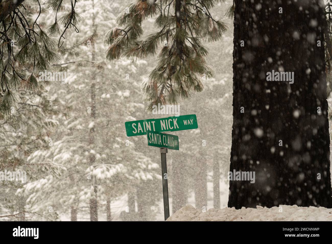 Kreuzung der Urlaubsstraßen -- Saint Nick und Santa Claus Stockfoto