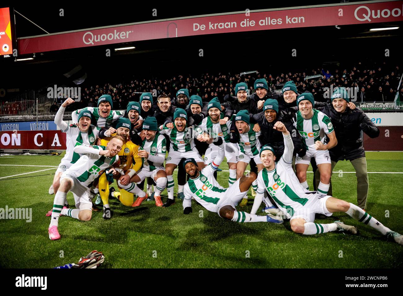 ROTTERDAM, NIEDERLANDE - 16. JANUAR: Torhüter Hidde Jurjus vom FC Groningen, Joey Pelupessy vom FC Groningen, Marco Rente vom FC Groningen, Johan Hove vom FC Groningen, Leandro Bacuna vom FC Groningen, Jorg Schreuders vom FC Groningen, Nick Bakker vom FC Groningen, Thom van Bergen vom FC Groningen, Romano Postema vom FC Groningen, Luciano Valente vom FC Groningen, Wouter Prins vom FC Groningen, Kristian Lien vom FC Groningen, Thijmen Blokzijl vom FC Groningen, Fritz Emeran vom FC Groningen, Daniel Beukers vom FC Groningen, Fofin Turay vom FC Groningen, Jasper Meijster vom FC Groningen, Dirk Baron vom FC Groni Stockfoto