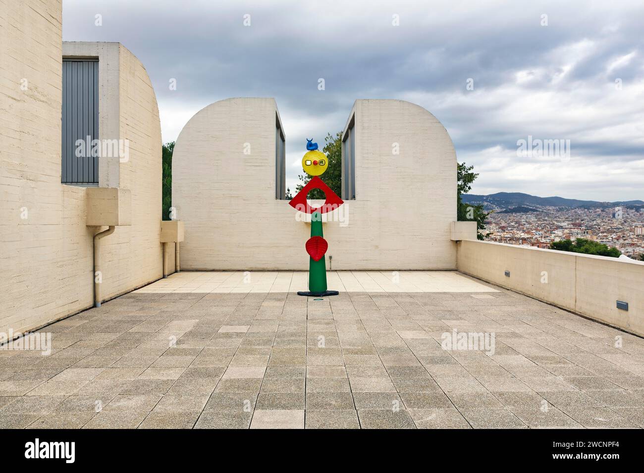 Bunt bemalte Bronzestatue auf einer Dachterrasse, La Caricia d'un ocell, Museum Fundacio Joan Miro, Joan Miro, CEAC, Montjuic, Barcelona, Spanien Stockfoto