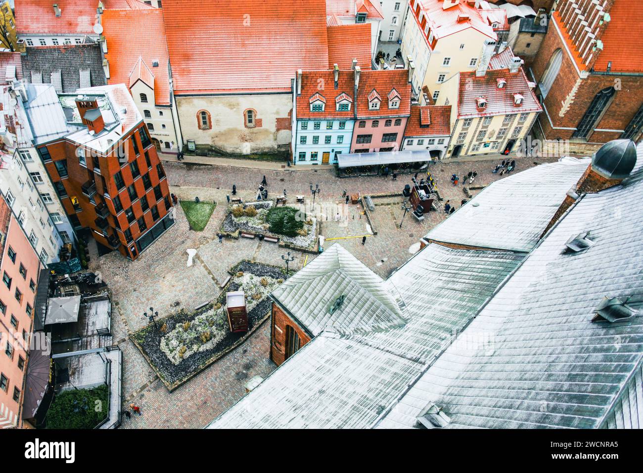 Ein Platz von der Vogelperspektive in Riga von der St. Peterskirche Stockfoto