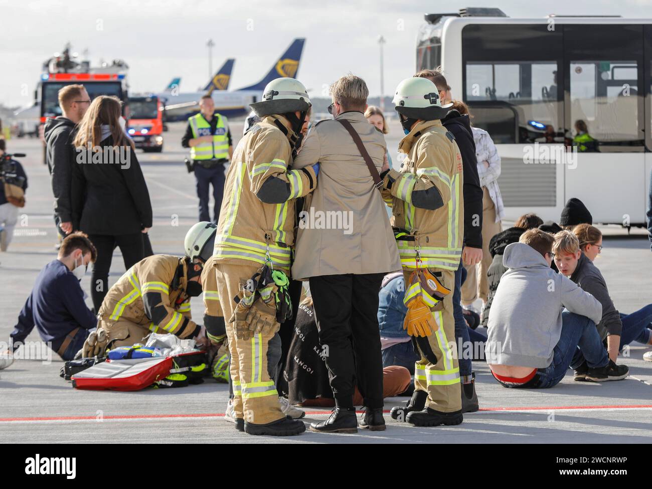 EASA-Notfallübung am BER-Flughafen haben Rettungsdienste einen Notfall im Bereich der Luftsicherheit einstudiert. Die Flughafenfirma hat für ein geprobt Stockfoto