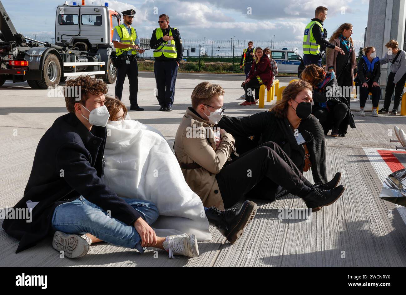 EASA-Notfallübung am BER-Flughafen haben Rettungsdienste einen Notfall im Bereich der Luftsicherheit einstudiert. Die Flughafenfirma hat für ein geprobt Stockfoto