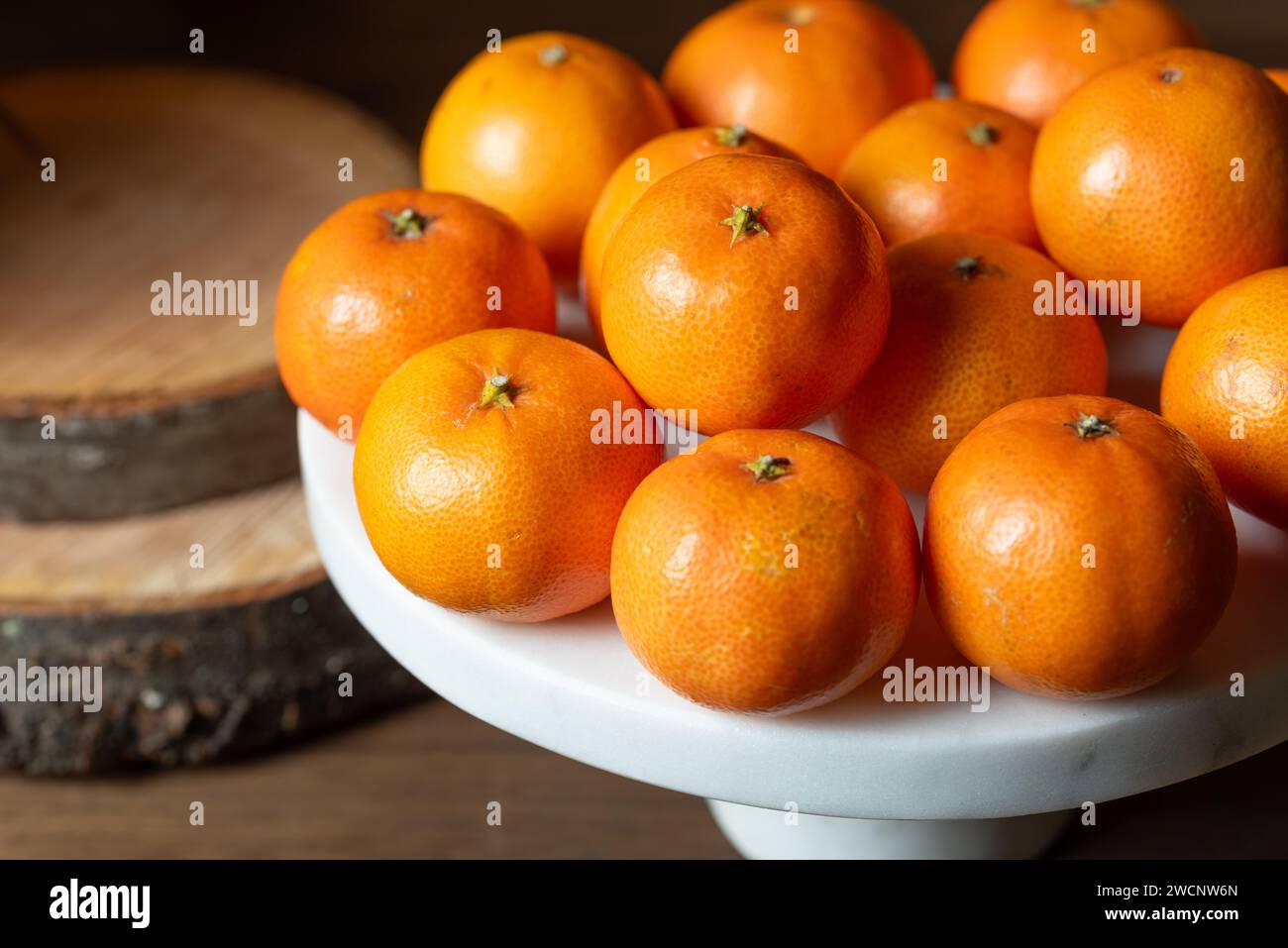 Getrocknete Datteln Früchte auf einem weißen Steinkuchenständer. Stockfoto