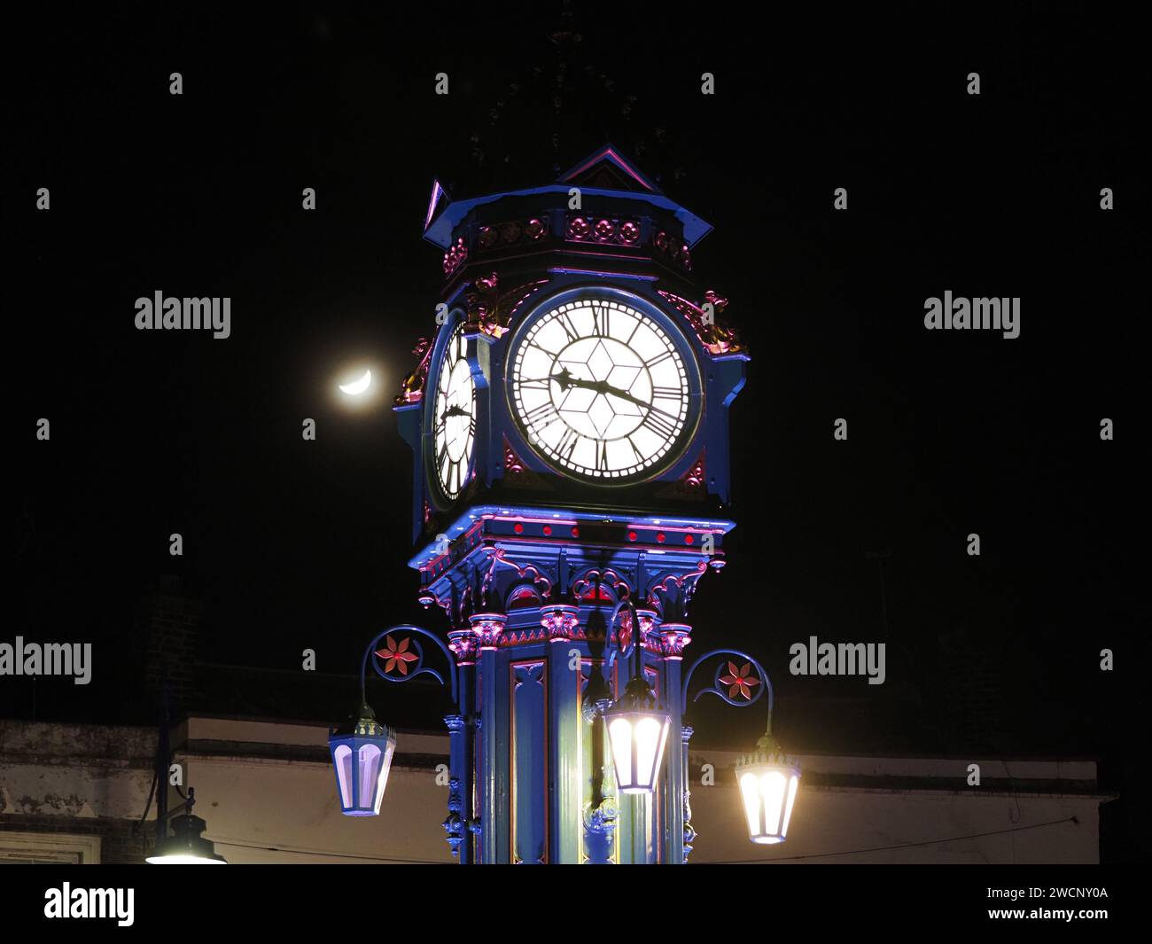 Sheerness, Kent, Großbritannien. Januar 2024. Wetter in Großbritannien: Der Mondsichel mit dem Sheerness-Uhrturm an einem kalten Abend in Kent. Quelle: James Bell/Alamy Live News Stockfoto