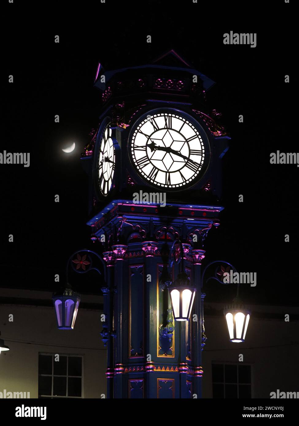 Sheerness, Kent, Großbritannien. Januar 2024. Wetter in Großbritannien: Der Mondsichel mit dem Sheerness-Uhrturm an einem kalten Abend in Kent. Quelle: James Bell/Alamy Live News Stockfoto