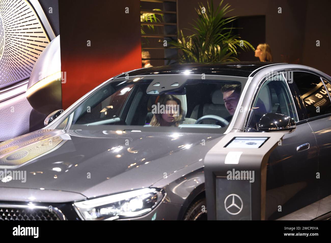 Frau auf dem Beifahrersitz (Beifahrersitz) mit Blick auf das Armaturenbrett des Fahrzeugs in einer neuen Mercedes-Benz E-Klasse auf der Masters Expo in Amsterdam RAI Stockfoto