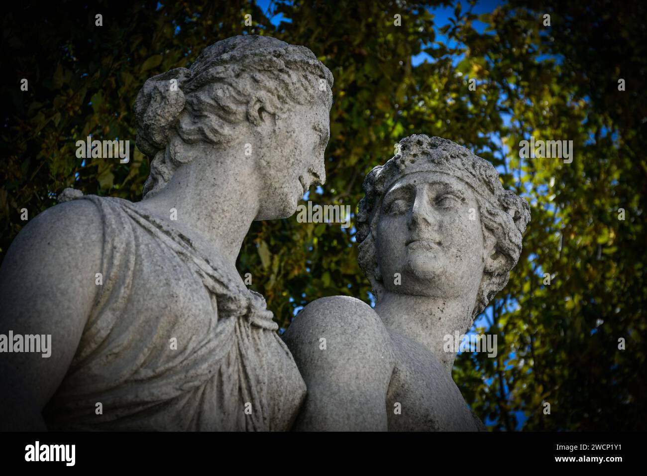 Skulptur des Schlosses Schönbrunn (Detail). Mythologische Statuen im Großen Parterre Stockfoto