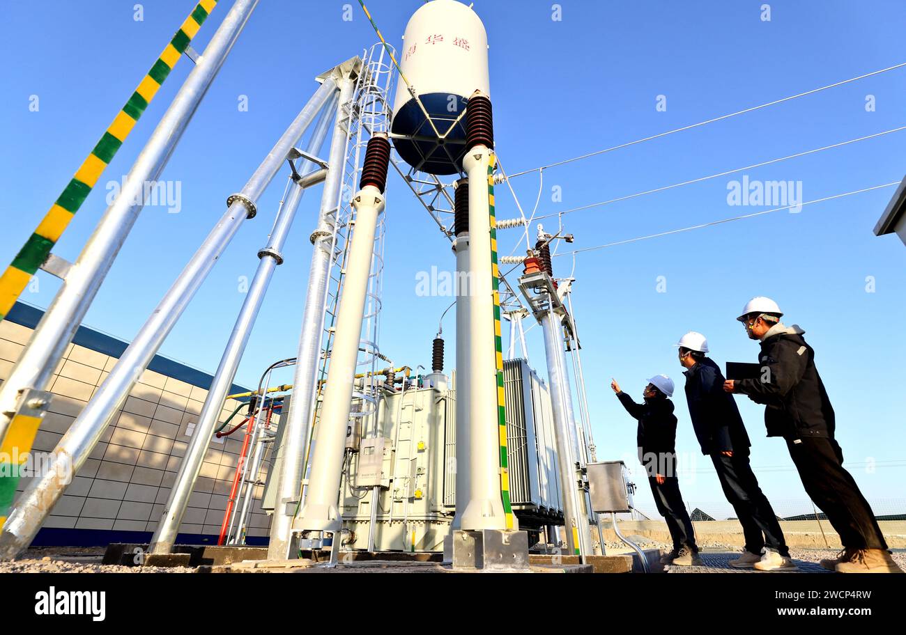 ZHANGYE, CHINA - 16. JANUAR 2024 - Arbeiter überprüfen den Betrieb von Photovoltaik-Anlagen zur Stromerzeugung und -Umwandlung bei der neuen Energie Stockfoto