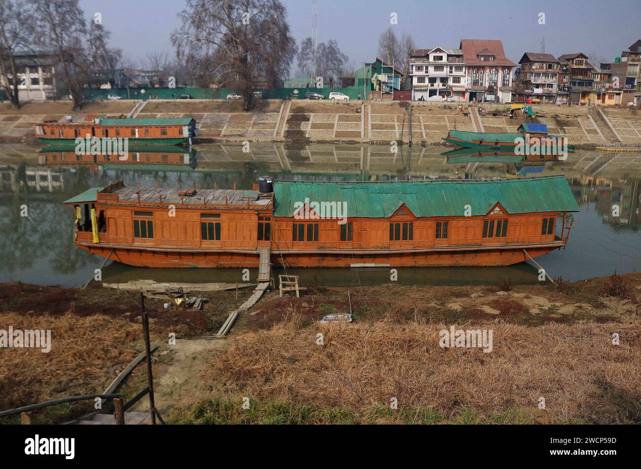 Srinagar Kaschmir, Indien. Januar 2024. Hausboote werden an den Ufern des Flusses Jhelum in Srinagar gesehen. Der lange trockene Winter verlässt den Jhelum River am Historic Low und gefährdet Hausboote und enttäuschende Skifahrer in Gulmarg. Am 15. Januar 2024 In Srinagar Kaschmir, Indien. (Kreditbild: © Firdous Nazir/OKULARIS via ZUMA Press Wire) NUR REDAKTIONELLE VERWENDUNG! Nicht für kommerzielle ZWECKE! Stockfoto
