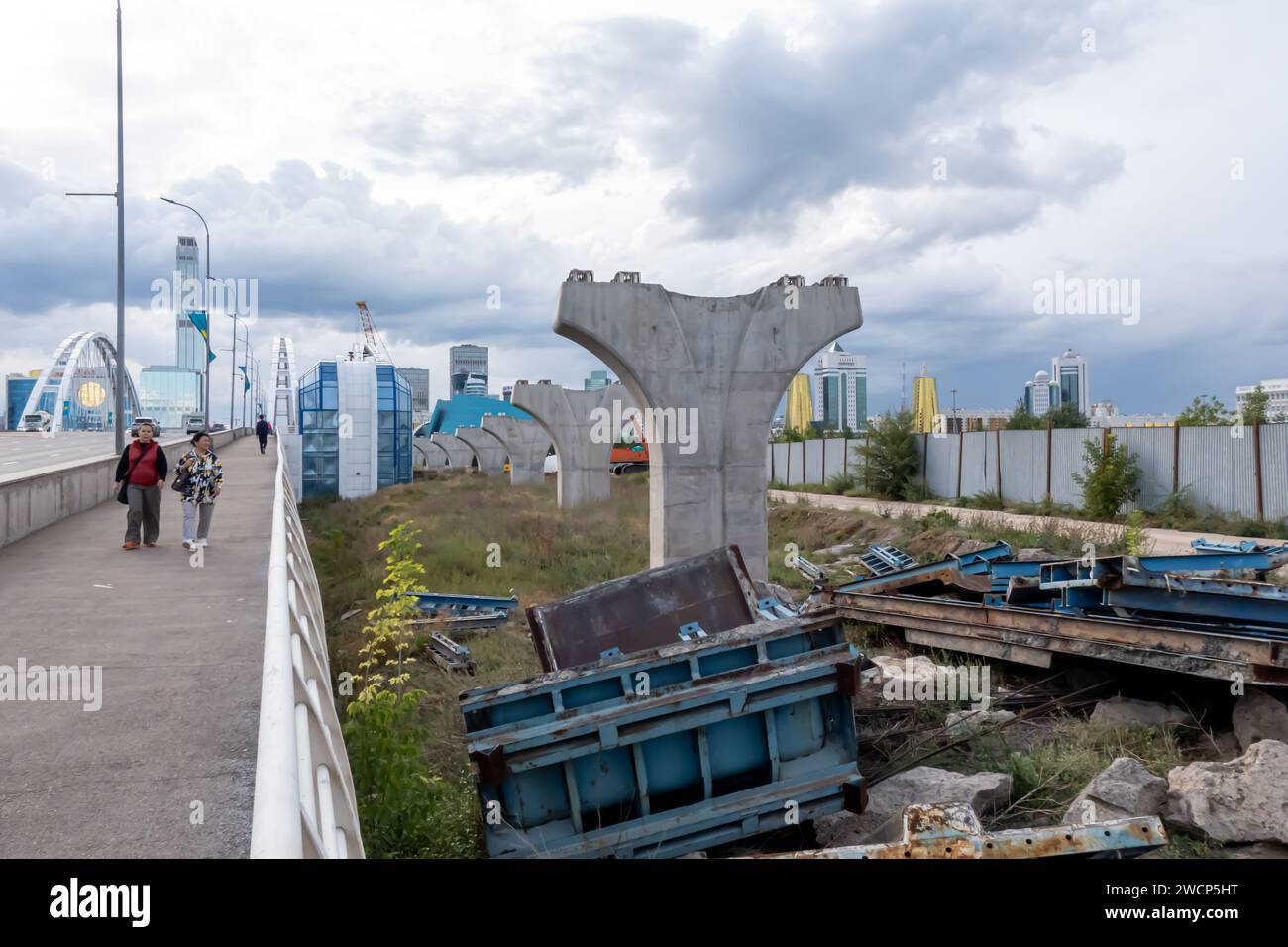 Berüchtigter unvollendeter Bau des Stadtbahnnetzes in Astana Kasachstan. Die Basis für die zukünftige Eisenbahn bleibt seit Jahren Stockfoto
